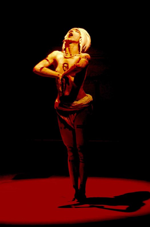 Viajante da Luz - Lichtreise. Lina do Carmo dance performance -  showing in Brazil by Amostra de Intérpretes Criadores - 25 & 26 Setembro em Brasília-DF and in São Paulo Teatro de Dança, showing also at Dança Contemporanea na TV Cultura, April 6th, 7th, 8th, 9th 10th 2011